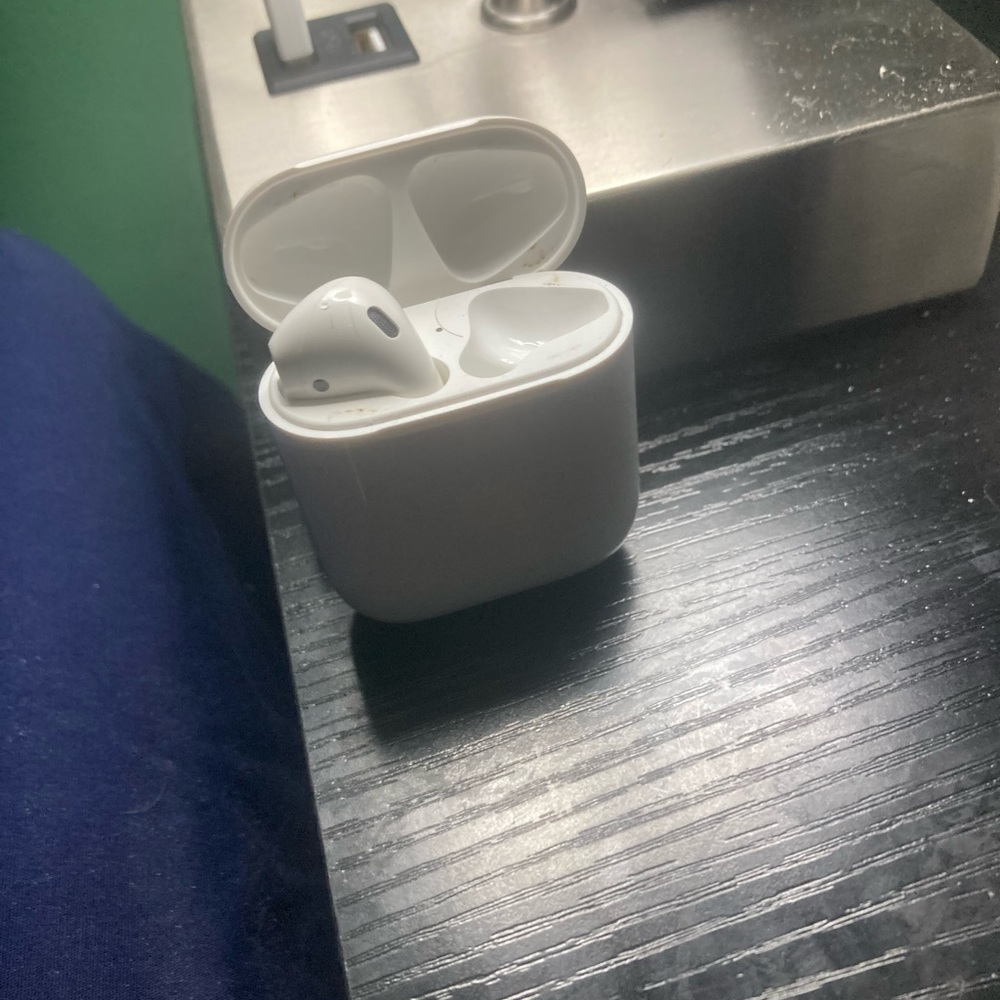 Apple airpods with 1 airpod